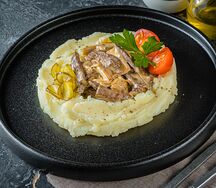 Бефстроганов из говяжьей вырезки с картофельным пюре