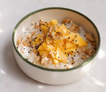 Рисовая каша с тайским манго, кешью и кунжутом
