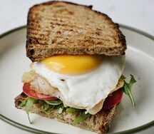 Сэндвич Индейка, томаты, руккола, жареное яйцо