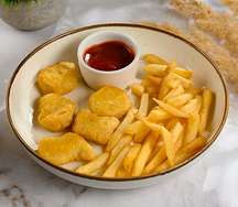 Картофель фри с наггетсами 180/60