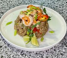 Чесночный рис с креветками
