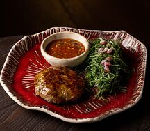 Котлета из ягненка с домашней аджикой и картофельным пюре с васаби
