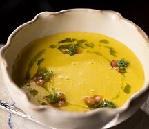 Крем-суп из кукурузы с лаймом и татаром из лосося