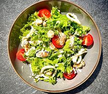 Теплый салат с морепродуктами