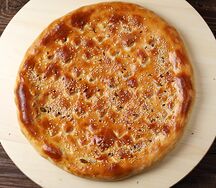 Хачапури закрытый с помидором и рукколой