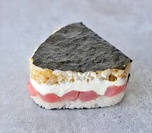 Онигири с тунцом