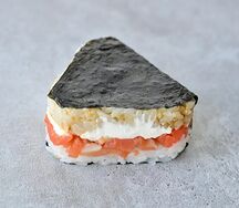 Онигири с лососем