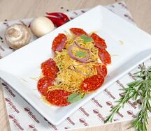 Мясной салат с салями и хрустящим картофелем