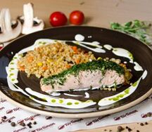 Атлантический лосось с булгуром и грибами