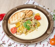 Теплый салат с беконом и охотничьими колбасками