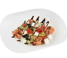 Салат греческий с лососем