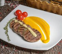 Говяжий язык с пюре из тыквы