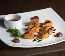 Сыр моцарелла с малиновым соусом