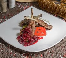 Каре ягненка с вишневым соусом