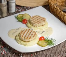 Домашние бифштексы из куриного филе с картофельным пюре