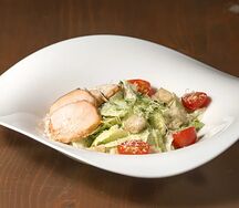 Салат Цезарь с курицей