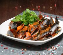 Мидии в томатном соусе