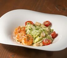 Салат Цезарь с креветками