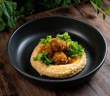 Фалафель из рапана с хумусом и огуречным чили