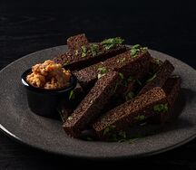 Чесночные гренки с копченым смальцем