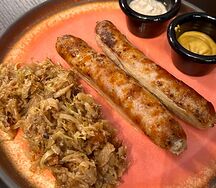 Мюнхенские колбасы с тушеной капустой и лисичками