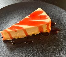 Чизкейк с клубничным соусом