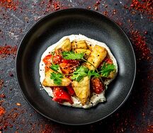Салат с хрустящим баклажаном, томатом и сыром