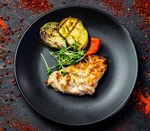 Куриная грудка с овощами на гриле