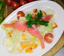 Салат Цезарь с лососем