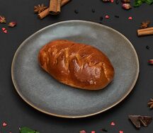 Булочка с творогом и малиной