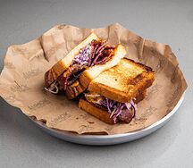 Reuben сэндвич с пастрами