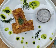 Блинчики с мясом цыпленка и трюфельно-сметанным соусом