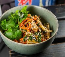 Маринованная спаржа с морковью и древесными грибами