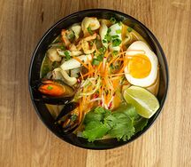 Сингапурская карри-лакса с морепродуктами