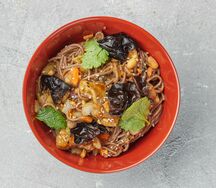 Яки Соба с говядиной / курицей / морепродуктами с соусом из черного перца