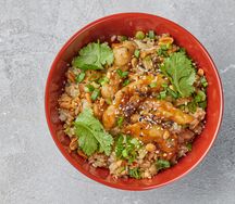 Тяхан с говядиной / курицей / морепродуктами с яйцом и овощами