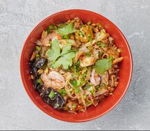Яки Комемен с говядиной / курицей / морепродуктами и кисло-сладким соусом с ананасом