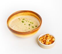 Клэм-чаудер c чесночными гренками
