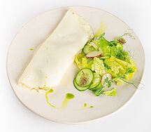 Белковый омлет с курицей гриль и овощным салатом