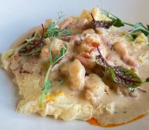 Скрэмбл с креветкой, беконом и сливочным соусом