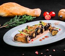 Рулетики из баклажан с ореховой пастой