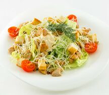 Салат Цезарь с курицей
