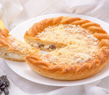 Пирог с творогом и изюмом