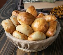 Пирожок с яблоком и корицей
