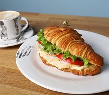 Круассан с курицей