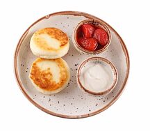Сырники со сметаной и клубничным соусом