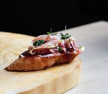 Тапас с хамоном и луковым вареньем
