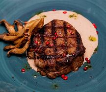 Филе миньон с жареными вёшенками и соусом из чёрного перца