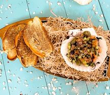 Тар-тар из лосося на морской раковине