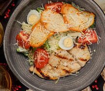 Салат Цезарь с куриной грудкой